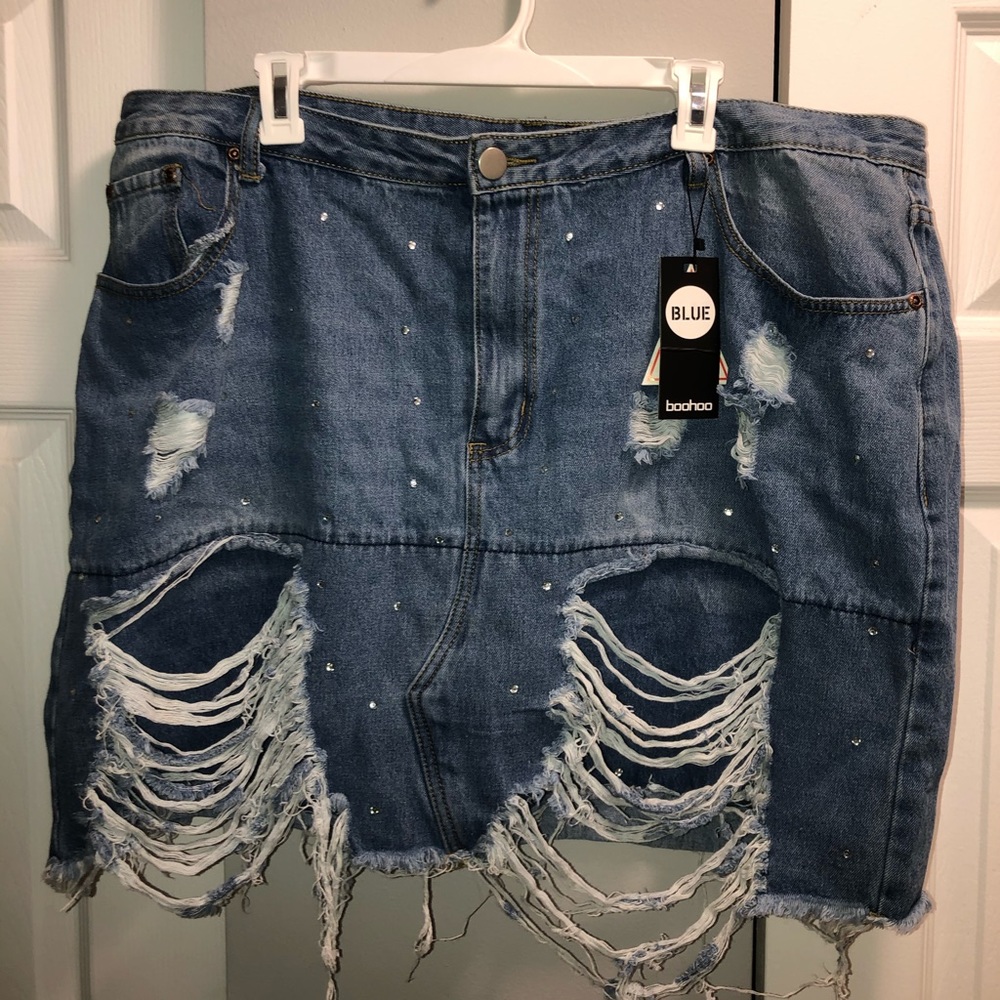 Boohoo cute ripped skirt w/ rhinestone detail